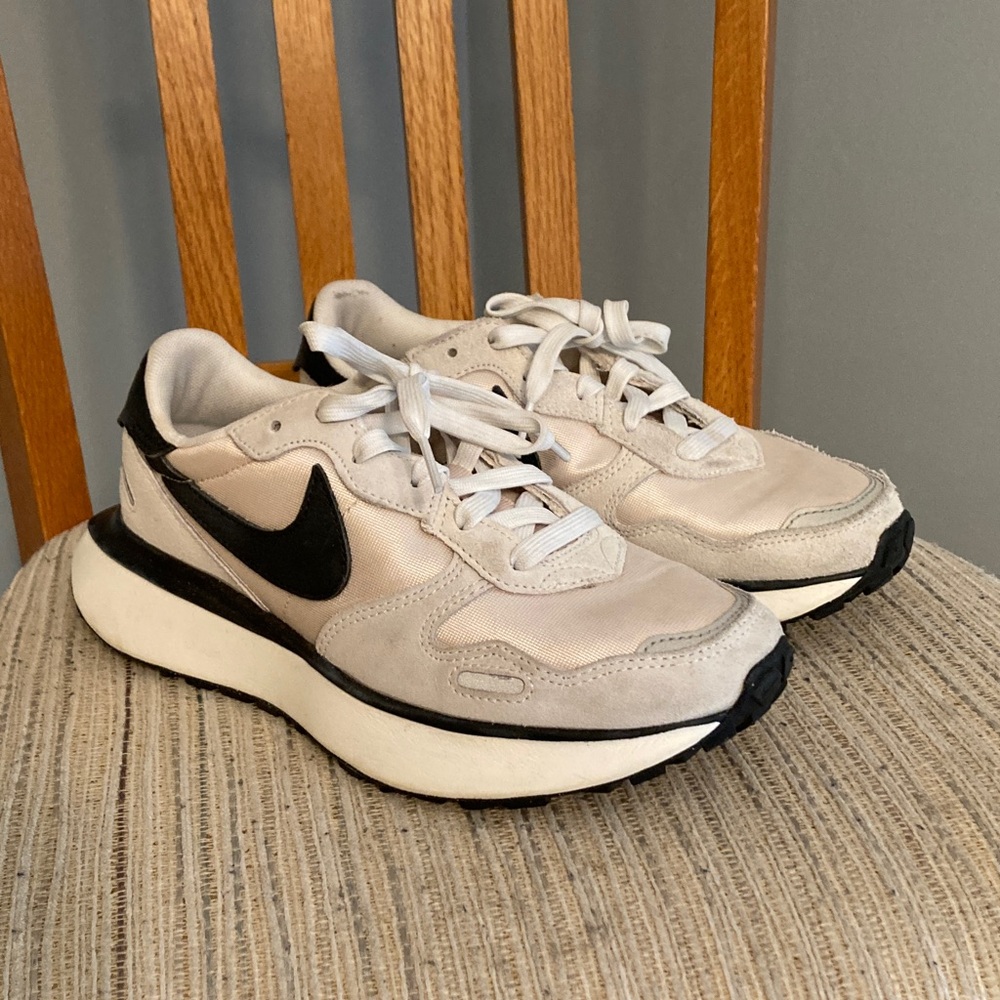 Nike Women's Phoenix Waffle Sneakers Low Tops  Size 7